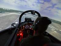 Ausbildung im Flugsimulator Ein Soldatin sitzt in einem Flugsimulator