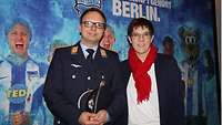 Oberleutnant Winter, hier mit der Ministerin, ist Reservist und Projektoffizier beim Kommando Territoriale Aufgaben.