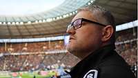 Der in die Organisation eingebundene Stabsfeldwebel der Reserve Daniel Binert verfolgt, wann immer möglich, das Spiel.
