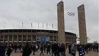 Besucher vor dem Olympiastadion in Berlin.