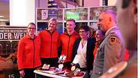 Gruppenfoto mit der Minsterin am Informationsstand der Bundeswehr.