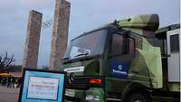 Info-Truck der Bundeswer vor dem Olympiastadion.