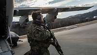 Ein Soldat des AMPT sichert den A400M von außen und beobachtet ganz genau die Umgebung