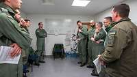 Die Planungen laufen und die Luftwaffe ist bereit Kommandoführer Major Martin Pysik beim Briefing der teilnehmenden Kräfte der Luftwaffe