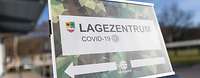 Schild Lagezentrum Ein Schild mit der Aufschrift "COVID-19" weist den Weg zum neuen Lagezentrum