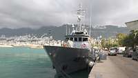 Ein Küstenwachboot der libanesischen Marine liegt im Marinestützpunkt Jounieh, im Hintergrund die Stadt und Berge