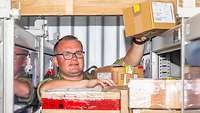 Das Computersystem sagt Hauptfeldwebel David, wo er suchen soll. Er muss es aber selbst im Container suchen