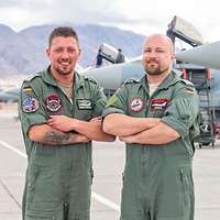 Der Qualitätssicherheitsmeister Sascha und der Crew-Chief-Fluggerätmechaniker stehen zusammen vor einem Eurofighter