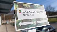 Ein Schild mit der Aufschrift "COVID-19" weist den Weg zum neuen Lagezentrum