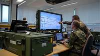 Soldaten am IT-System Micro-Point of Presence (Micro-PoP)