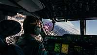 Im Tiefflug fliegt der Pilot mit dem A400M über die verschneiten Berge Norwegens