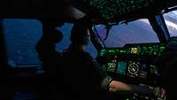 A400M-Pilot fliegt bei Sonnenuntergang über Norwegen