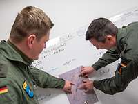 Planungsoffiziere bei der Übung Cold Response Beide Planungsoffiziere haben als Ziel, möglichst viele Soldatinnen und Soldaten nach Hause zu bringen