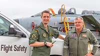 Oberstleutnant Fabian (links) und Stabsfeldwebel Udo (rechts) mit ihrem „Flight Safety“-Auto vor einem Tornado