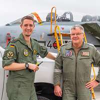 Oberstleutnant Fabian (links) und Stabsfeldwebel Udo (rechts) mit ihrem „Flight Safety“-Auto vor einem Tornado