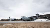 Zwei A400M rollen zur Taxiway auf der norwegischen Air Force Base Bodö