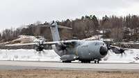 Ein A400M rollt auf der norwegischen Air Force Base Bodö