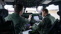 Zwei Piloten im Cockpit des A400M Der A400M wird von zwei Piloten, die die gleiche Ausbildung haben, geflogen. Beide sitzen vorne nebeneinander im Cockpit