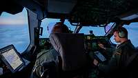 Piloten im A400M-Cockpit über den Wolken Norwegens Beide Piloten sitzen im Cockpit und fliegen mit dem A400M über der Wolkendecke