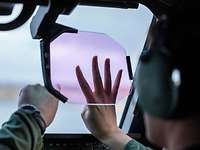 Pilot gibt Zeichen zum Anlassen des 4. Triebwerks beim A400M Der Pilot signalisiert mit seiner Hand aus dem Cockpit heraus, dass das 4. Triebwerk des A400M gestartet werden soll