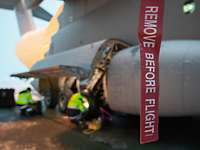 Techniker beim Reifenwechsel eines A400M in Norwegen Trotz der beendeten Übung haben die Techniker in Norwegen viel zu tun