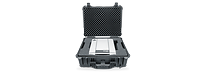 BGAN Explorer 710 Satellitenkommunikationsanlage im offenen Transportkoffer freigestellt