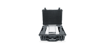 BGAN Explorer 710 Satellitenkommunikationsanlage im offenen Transportkoffer freigestellt