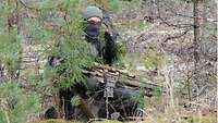 Ziel wurde erkannt, der Soldat gibt die Richtung an