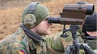 Ein norwegischer Sniper und ein deutscher Spotter trainieren zusammen