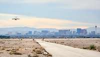 Ein A400M befindet sich im Landeanflug auf die Nellis Air Force Base in Las Vegas