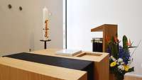 Altarraum mit Osterkerze in der Kapelle im Maximilian-Kolbe-Haus 