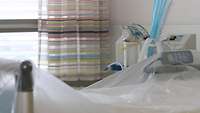 Leeres abgedecktes Bett Leeres und mit Folie abgedecktes Bett