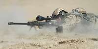 Ein Scharfschütze mit dem Gewehr G82 beim Feuern im ISAF-Einsatz in Afghanistan Soldat mit dem Gewehr G82 beim Feuern aus einer Stellung