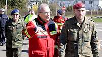 Ein Soldat und ein Zivilist im Gespräch