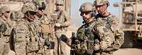 Deutsche und amerikanischen Soldaten im ISAF-Einsatz in Afghanistan Deutsche und amerikanische Soldaten stehen zusammen und unterhalten sich