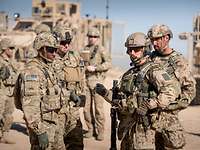 Deutsche und amerikanischen Soldaten im ISAF-Einsatz in Afghanistan Deutsche und amerikanische Soldaten stehen zusammen und unterhalten sich