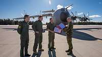 Ein Soldat aus dem norwegischen Verteidigungsministerium bedankt sich bei drei deutschen Piloten für ihre Unterstützung