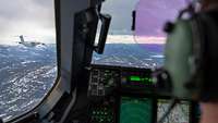 Aus dem Cockpit des einen A400M ist die zweite Transportmaschine des gleichen Typs zu sehen