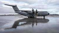 Einer der beiden Transportflugzeuge A400M steht auf der regennassen Fläche des Flugplatzes in Bodö