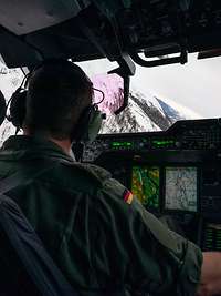 Der A400M im Tiefflug Die Kommandant des A400M beobachtet im Tiefflug die Umgebung
