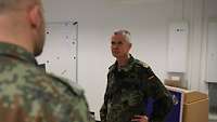 Ein Soldat steht im Lagezentrum