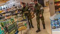 Zwei Soldaten in einem Supermarkt