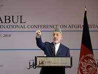 Hamid Karzai spricht am Rednerpult bei der Afghanistan-Konferenz
