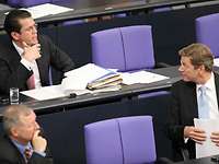 Guttenberg und Westerwelle im Gespräch im Bundestag
