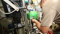Ein Soldat überprüft die Anlage eines Wassertanks 