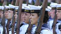 Nicole Nordholz mit Kameraden vom Wachbataillon in Marineuniform