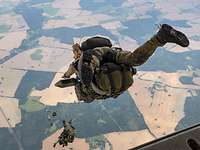 Der Fallschirmspezialzug der Bundeswehr im freien Fall mit Ausrüstung Ein Soldat mit Ausrüstung und Gepäck springt aus einem Flugzeug