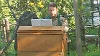 Militärpfarrer Markus Linde am Feldharmonium