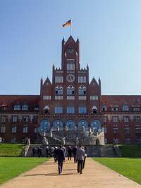Die Lehrgangsteilnehmenden gehen auf die Marineschule Mürwik zu. Die Marineschule wird auch das Rote Schloss am Meer genannt