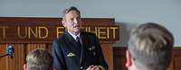 Flottillenadmiral Wilhelm Abry spricht zu den Lehrgangsteilnehmenden.